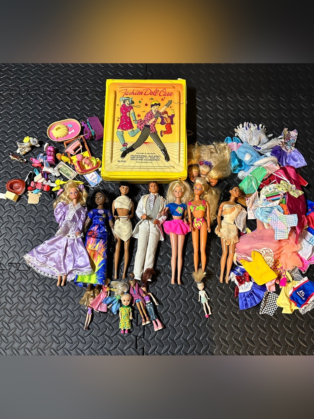 🩷🧸Vintage 1980's Barbie Doll Case Full
Clothes Group Lot Accessories
